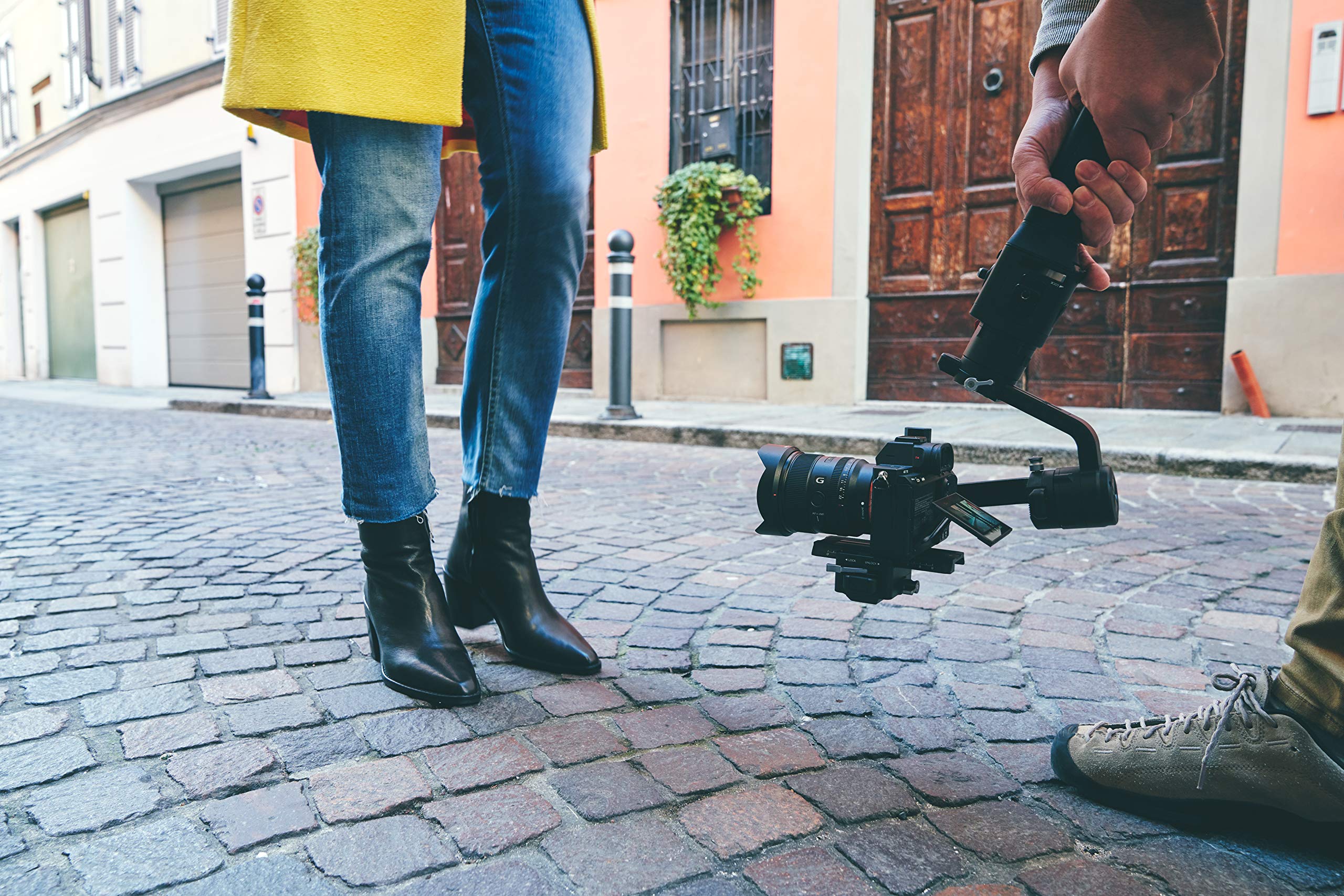 sony-sel20f18g-fe-20-mm-f1-8-g-objetivo-gran-angular-full-frame-g-con-apertura-f image 2